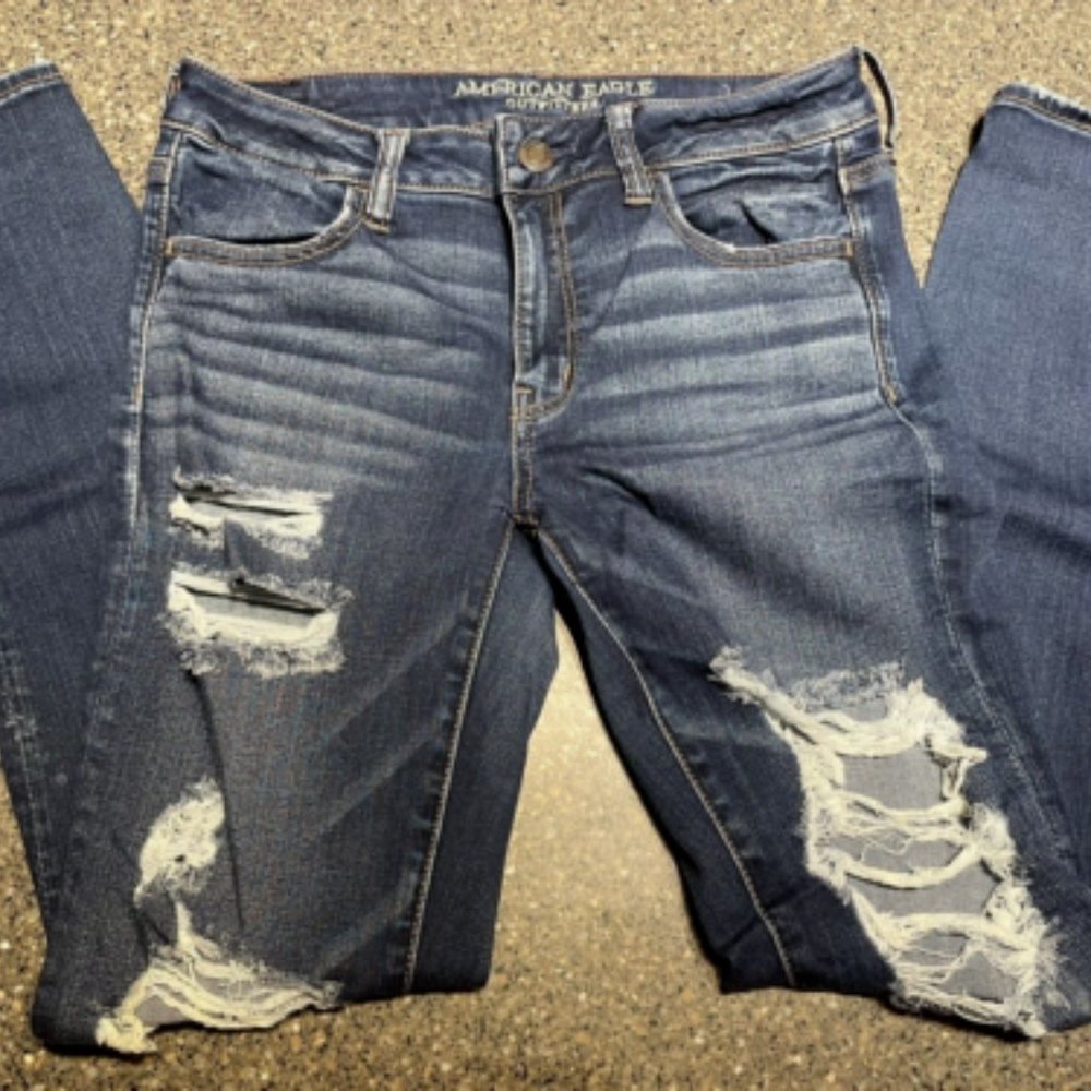American Eagle Women’s Destroyed Jegging Size 8